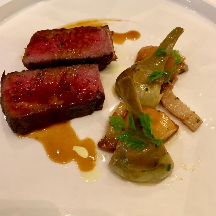 #hongkong light evening with pan-fried wagyu beef served with black pepper sauce 😋