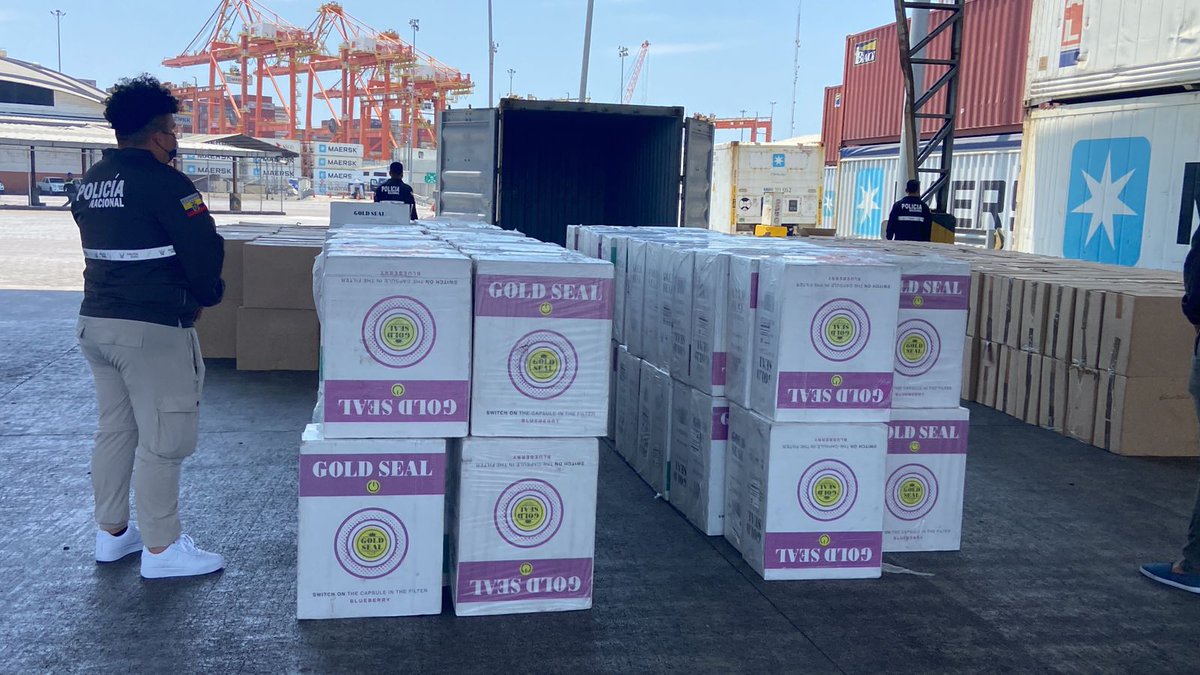 AmeripolOrg's tweet photo. 2. “AMERICA III” desplego en el continente 4.799 acciones de control en 8 paises, logrando la incautación de más de 22 millones de cajetillas de cigarrillos, 48 mil litros de licor y la confiscación de 184 vehículos.
https://t.co/6OAeySfTv6

#CaminoALaSeguridadRegional https://t.co/kgPSKPOh78