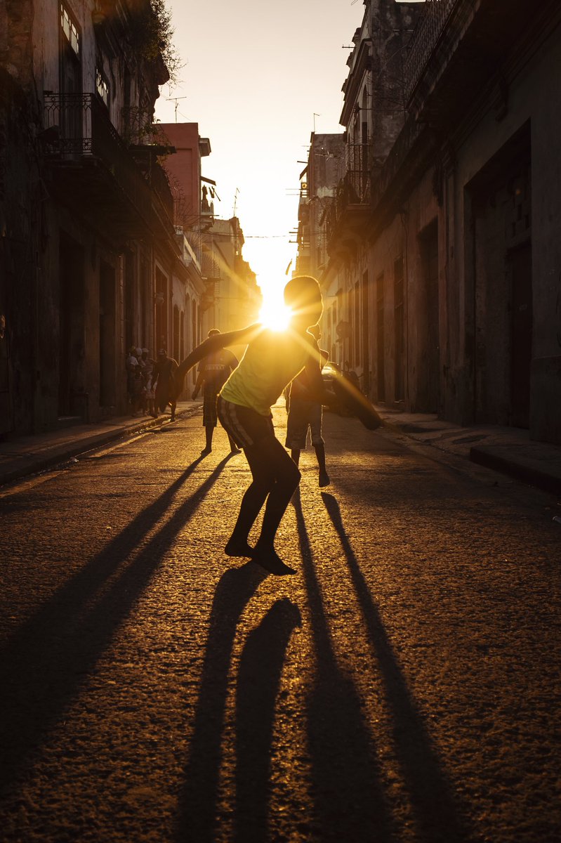 VinetaViky's tweet photo. I’m very happy to announce my first photography available in @foundation. 

Link: https://t.co/mfv31K8Gmd 📍

“The Sun Behind Life” is one of my most important photos in my professional development, now, i have the opportunity to share with the entire community.

Open Thread 🧵 https://t.co/If8aHYR7Ct