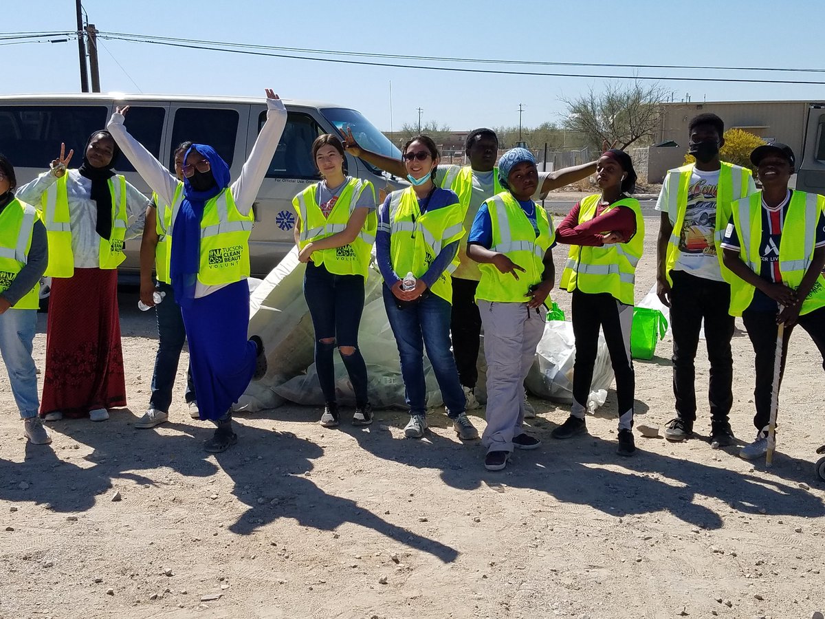 upwardboundtuc's tweet photo. UB out here on our day off cleaning up our southside community at Drexel and Park. Community service always feels good! #Go2College #TrioWorks #UpwardBound https://t.co/XEnKlYagLt