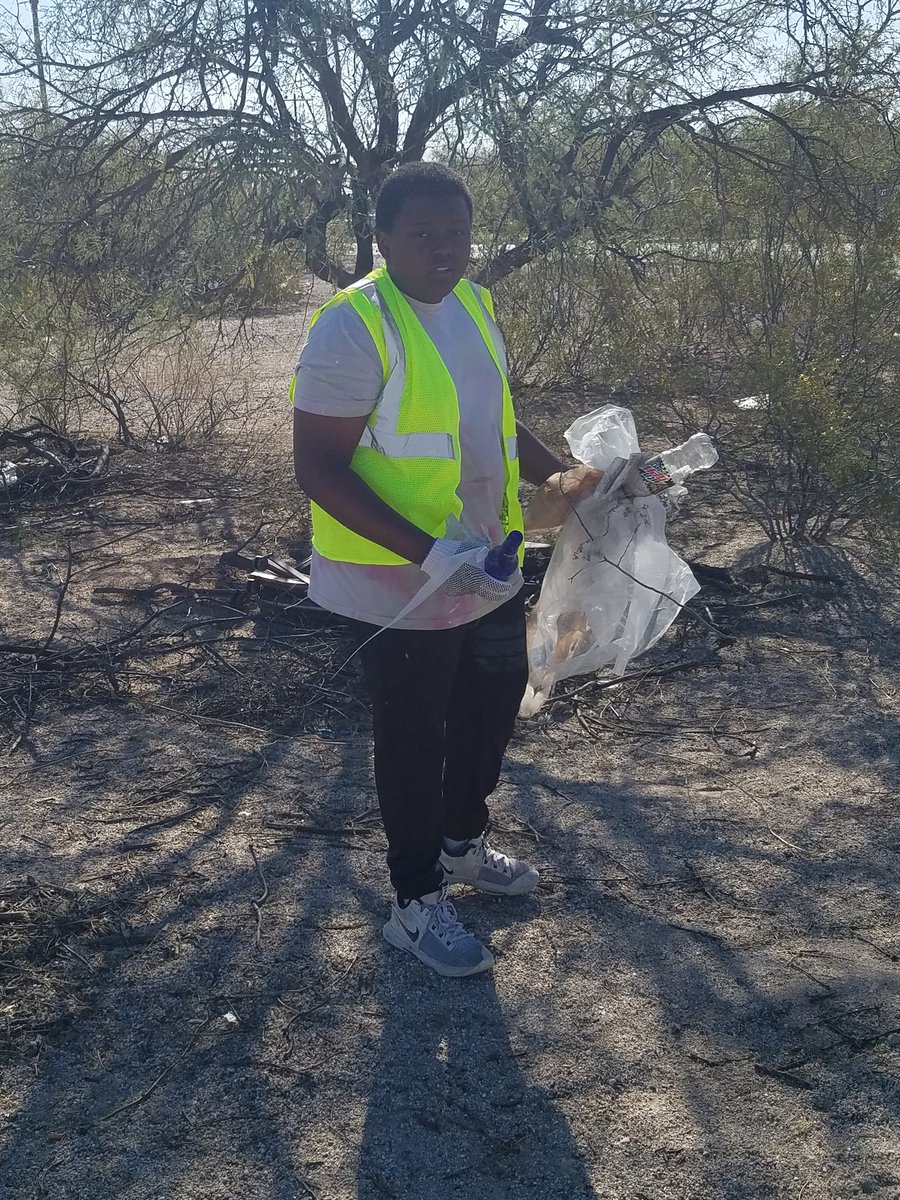 upwardboundtuc's tweet photo. UB out here on our day off cleaning up our southside community at Drexel and Park. Community service always feels good! #Go2College #TrioWorks #UpwardBound https://t.co/XEnKlYagLt