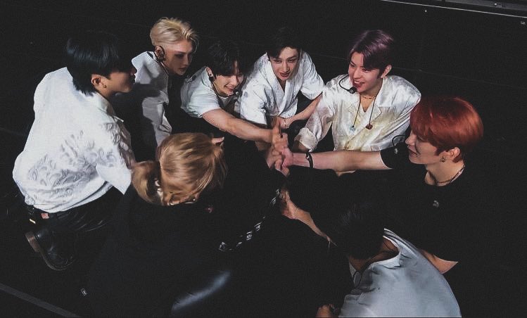 bchanarchive's tweet photo. 4TH GEN LEADERS WE’RE SO PROUD OF YOU STRAY KIDS EVERYWHERE ALL AROUND THE WORLD https://t.co/v1gKucpSPA