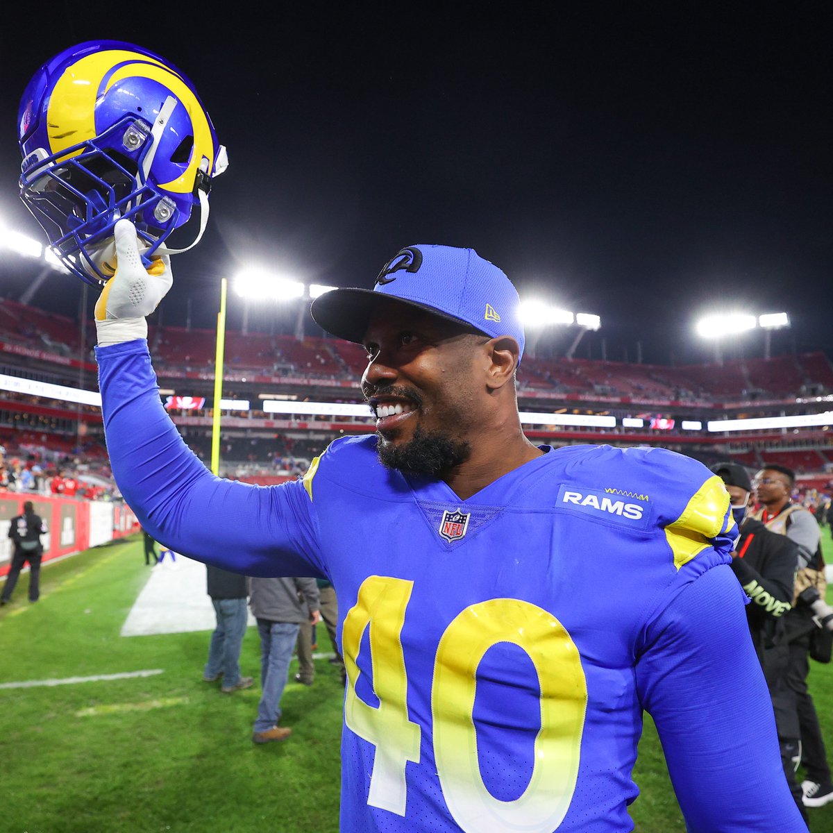 NFLonFOX's tweet photo. The #Bills are giving Von Miller a 6-year, 120 million deal, per @RapSheet. https://t.co/CRXcLPZfTN