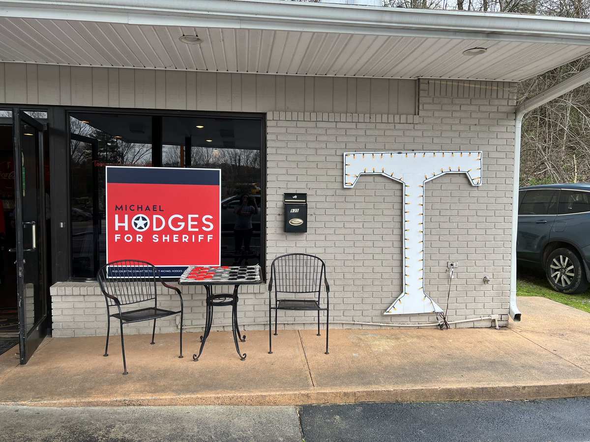 Hodges_Sheriff's tweet photo. Thank you to everyone who stopped by my Seymour Meet &amp; Greet last night. It was a great night &amp; I had the pleasure of meeting many new people. A special thanks to Tennessee Pizza Company for their hospitality &amp; for hosting my event by providing some delicious pizza, wings &amp; bbq. https://t.co/40h6VVWOJk
