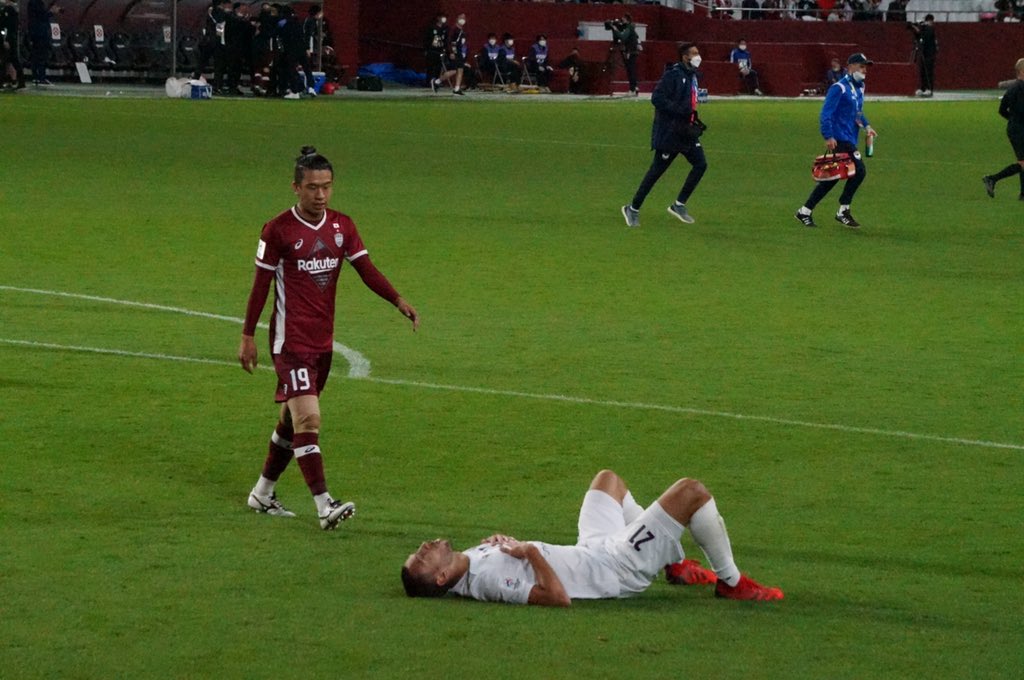 V_Supporter's tweet photo. 死闘を終えてピッチに倒れ込んだメルボルン・ヴィクトリーのロンデリック・ミランダ選手を起こしてあげる初瀬選手。
そして、その後ろで勝利の雄叫びをあげるリンコン選手。
#初瀬亮
#RoderickMiranda
#Lincoln https://t.co/4T2pFULuV7