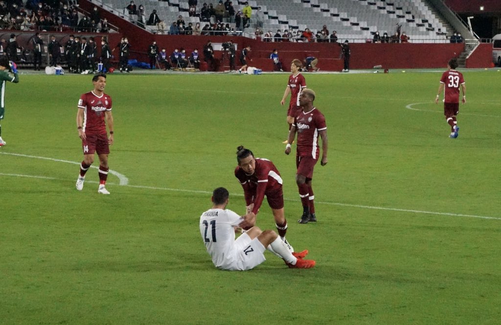 V_Supporter's tweet photo. 死闘を終えてピッチに倒れ込んだメルボルン・ヴィクトリーのロンデリック・ミランダ選手を起こしてあげる初瀬選手。
そして、その後ろで勝利の雄叫びをあげるリンコン選手。
#初瀬亮
#RoderickMiranda
#Lincoln https://t.co/4T2pFULuV7
