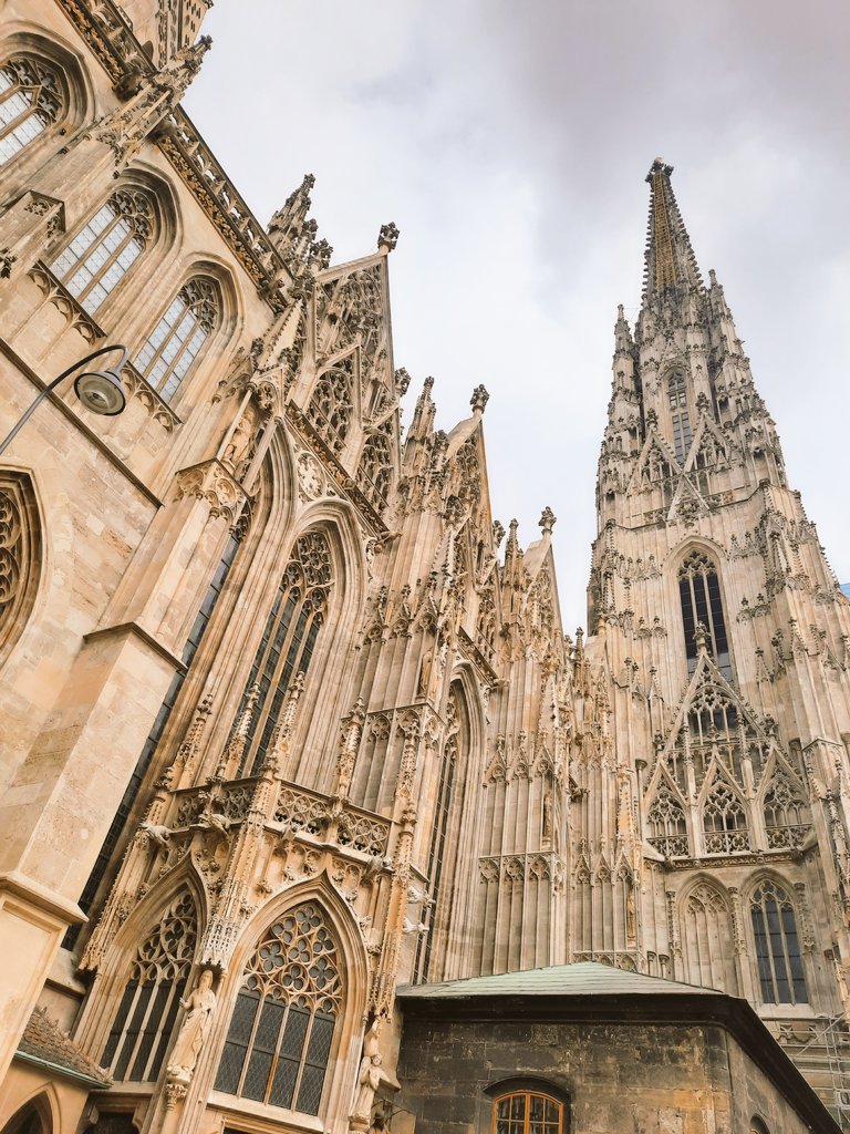 MarianaKoceku1's tweet photo. The extraordinary #baroque cathedral of #Vienna. #Stephanplatz 💒 The era of the real architecture . https://t.co/iS0rlLMvyd