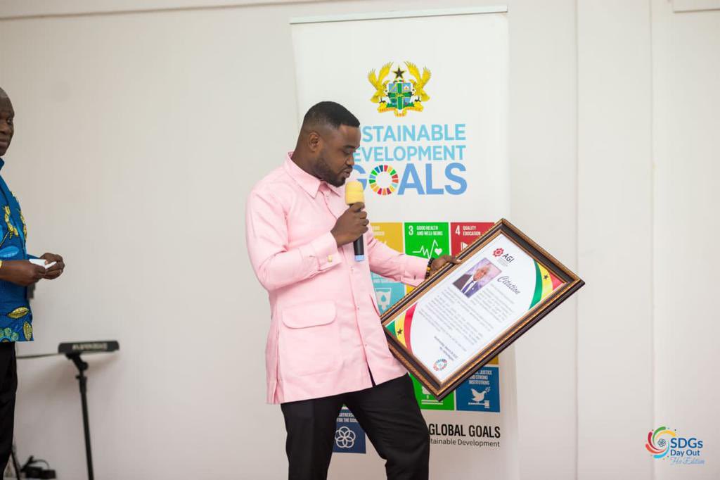 SDGsPresidency's tweet photo. Moderator, Emcee Korku Lumor as he reads a citation which is to be presented by Dr Eugene Owusu.
#SDGsDayOut
#SDGsHo
#leaveononebehind
#sdgs
#Ho
#globalgoals https://t.co/xlEqOUpn1R