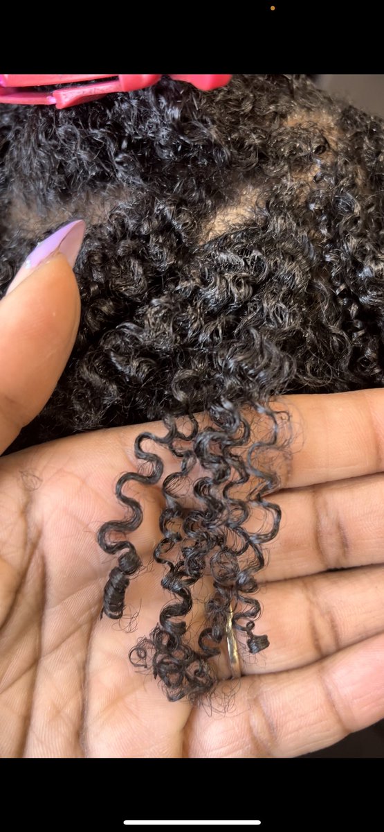 protectedbylisa's tweet photo. The reasons why I don’t believe in curl typing. 

Sometimes you can have different curls on the same hair strand. 

She went from “3c” (zig zag) to “4c” (coil) https://t.co/d641FcYN6E