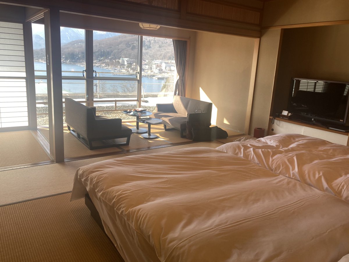 星野界の日光。ご飯は全てコース。前は湖。チョコ食べ放題、コーヒーやシャンパンも飲み放題で夢のようでした。施設の中でずーっとまったりしてた。いいリフレッシュ〜✨