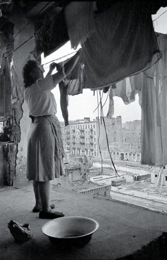 Poland is helping so much because Poles understand the pain of war. 

🇵🇱🇺🇦

📷 Warsaw after WWII