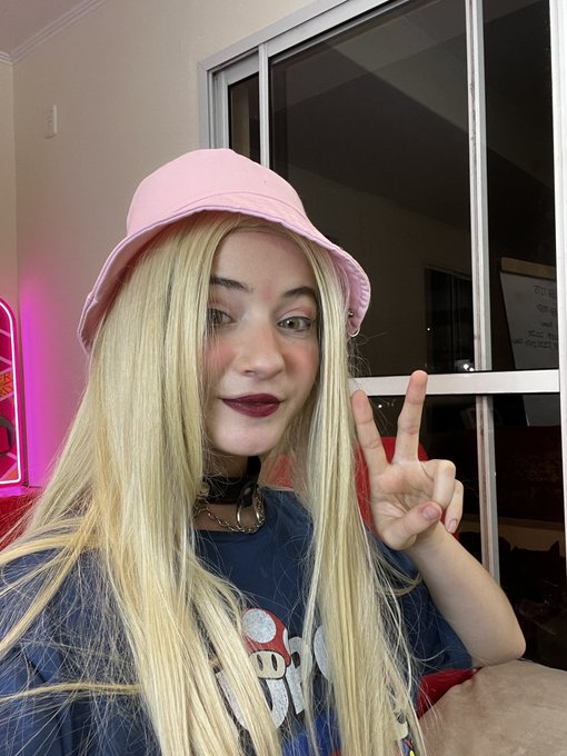 Estoy en chaturbate veni a acompa&ntilde;arme https://t.co/bluPEREB6h