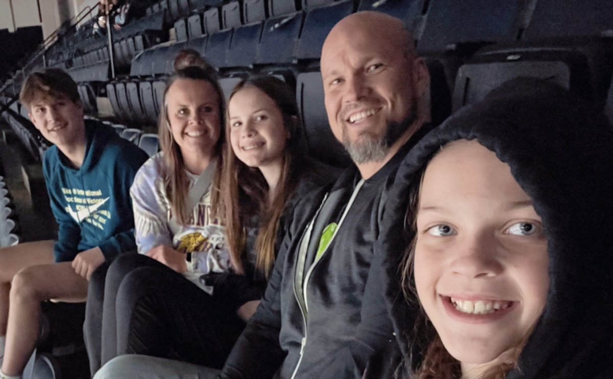 jules2767's tweet photo. 1st Weite Fam Wolves Game!!! #PacksPix Fun little night.πππ Soaking it ALL up!π€ https://t.co/hJNx1j4iSO