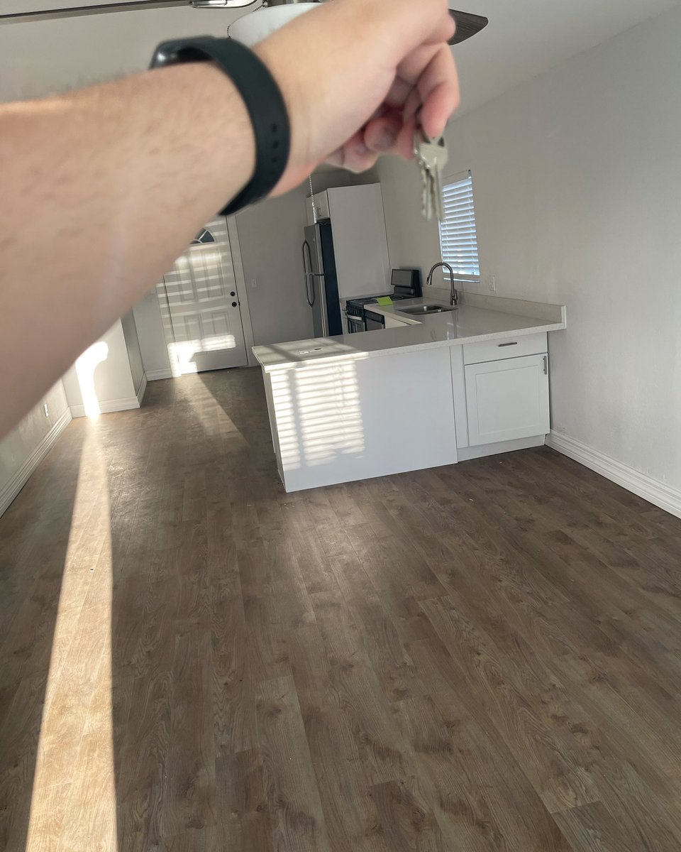 papa_miggs's tweet photo. Homeowner at 23 and only the beginning !! 🏠🔑 #hardworkpaysoff https://t.co/D5TOEropVW