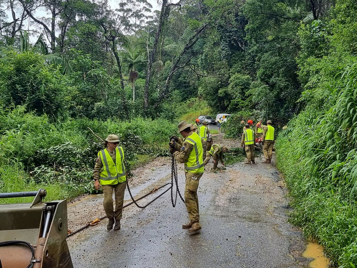 DefenceAust's tweet photo. #AusArmy combat engineers are assisting the #Byron Shire Council region in the reconstruction of #WilliamsBridge in #MainArm, removing debris to open up roads in #WilsonsCreek & continuing community assistance in & around the #ByronBay region.
#YourADF #OpFloodAssist @NSWSES https://t.co/pFENSNTUY2