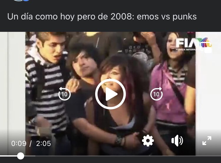 Abril_Moon's tweet photo. Hoy hace 14 años fue la batalla #EmosVSPunks …Yo estuve ahí XD 🤣… me estaba echando unos tacos de canasta con unos amigos que son Punks … hasta que llegaron las hamburguesas Hare Krishna … muy buenas y baratas por cierto 🤣 https://t.co/epIx0nxalQ