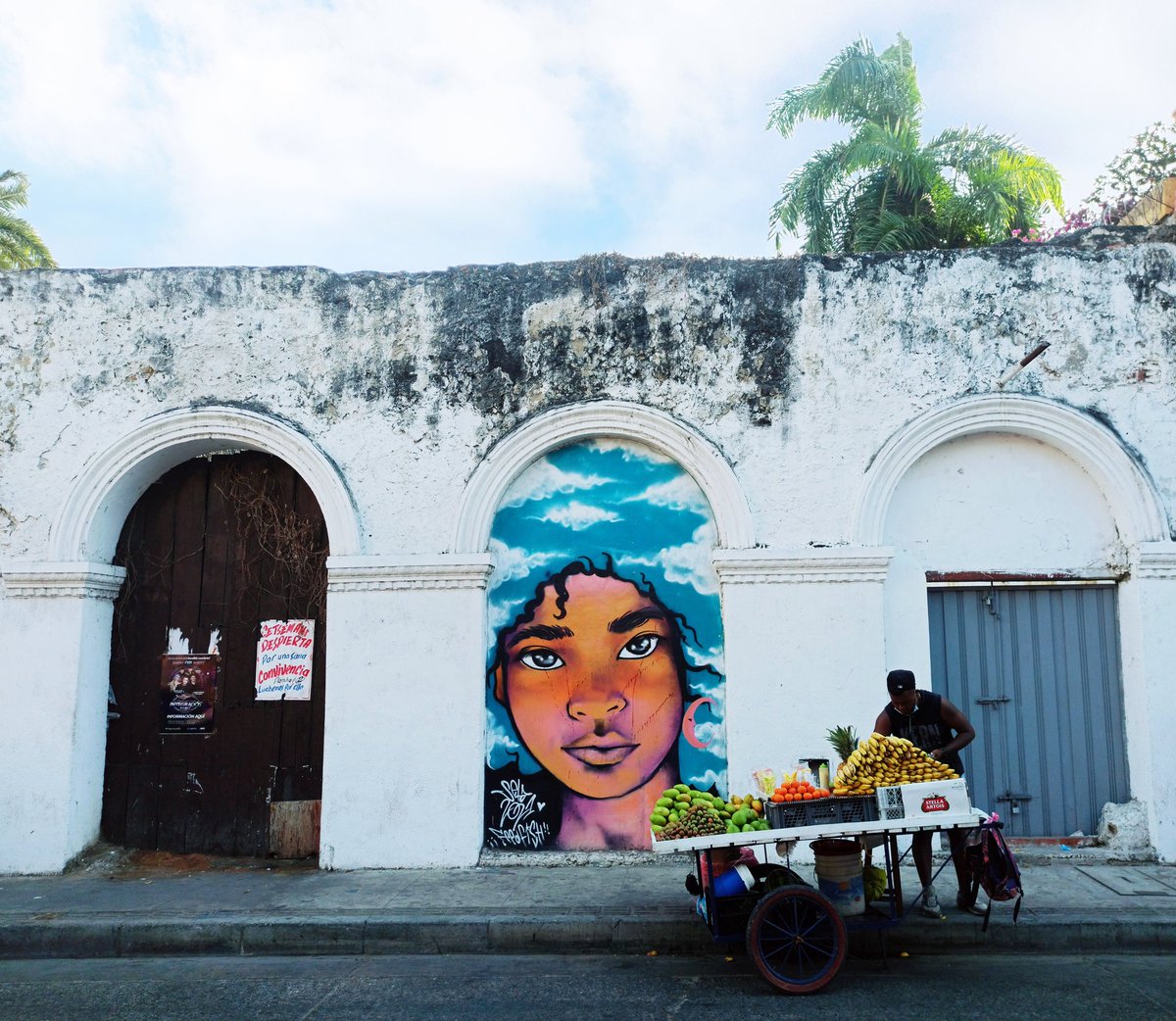 alejandroangel's tweet photo. "Acá todo el año hay movimiento compa, la gente va y viene pero yo sigo acá parao' en la raya con mis guineos y mis mangos..."
#Microvidas #Cartagena https://t.co/KZWpeoqnjb