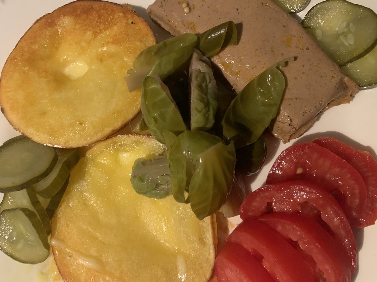 NicoMaiztegui's tweet photo. Leberwurst de pato de @Salvajeba
Provola doradita de @qsosdelmercader
Sal con merken de @SeptimoBecu
Pepinos y repollitos de bruselas agridulces
Tomate fresco https://t.co/IvOkxPxJno