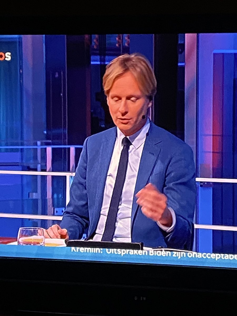 clementjebee's tweet photo. #gemeenteraadsverkiezingen2022 #ExitPolls bij de @NOS spreekt een van de aanwezigen over #hogeropgeleiden, ik zeg ga #eerstjemondspoelen en daarna kijk jij het filmpje van @mariannezw hier de link https://t.co/4tAhwmMQrt #wijsneus #clown #datmagjenooitmeerzeggen https://t.co/naZVjrYyXJ