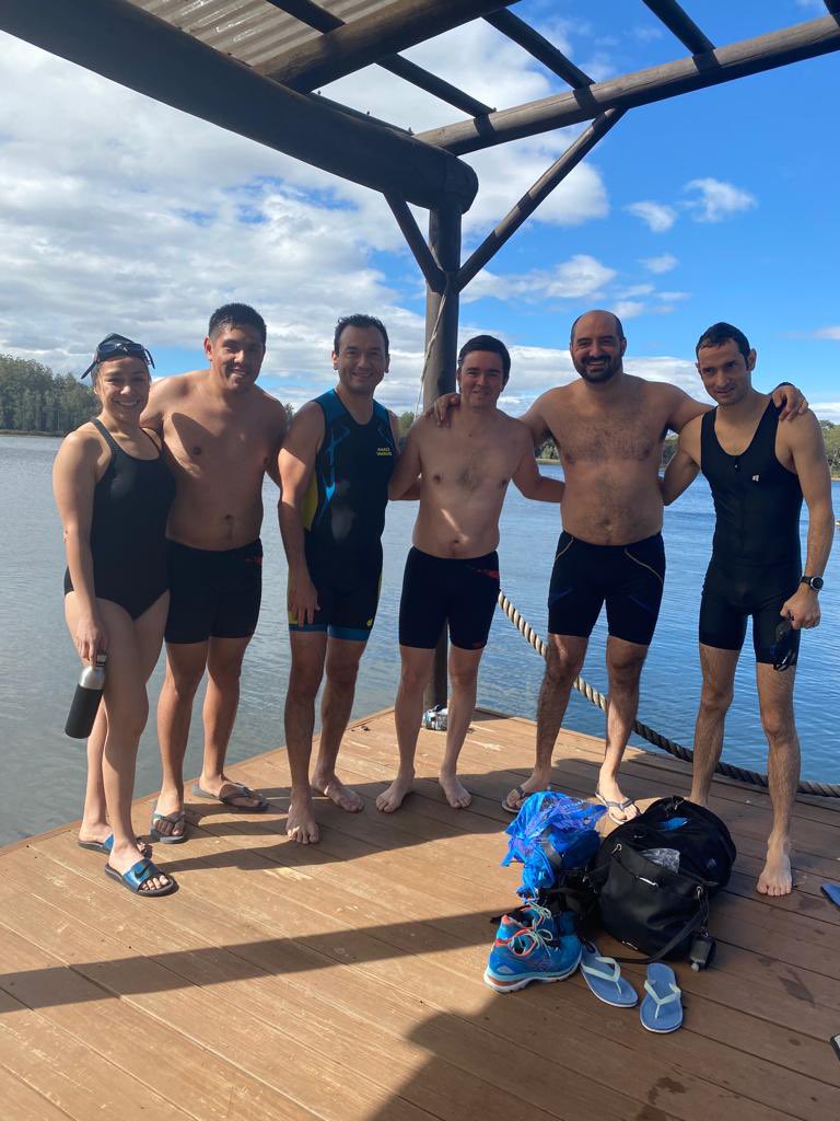 waterproofswim's tweet photo. Compañeros de entreno en Waterproof zona 16, participaron el domingo en La Laguna El Pino para practicar sus aguas abiertas y compartir y celebrar un estilo de vida saludable. Nos encanta ver a nuestra comunidad enamorada de la natación 🤩🥰 https://t.co/l7CSQJalHx