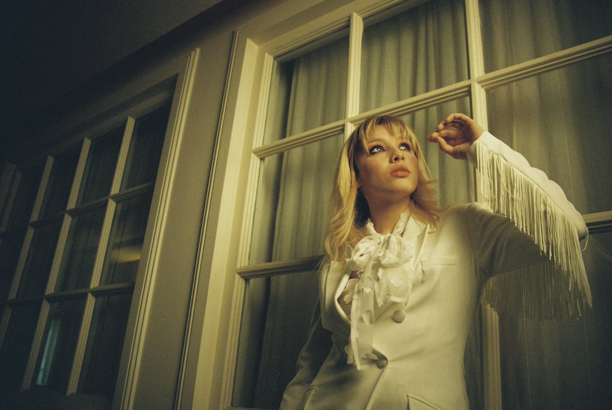 Este viernes estrenamos el video de “Deslumbras” y hoy a la media noche sale el track en plataformas digitales. ✨