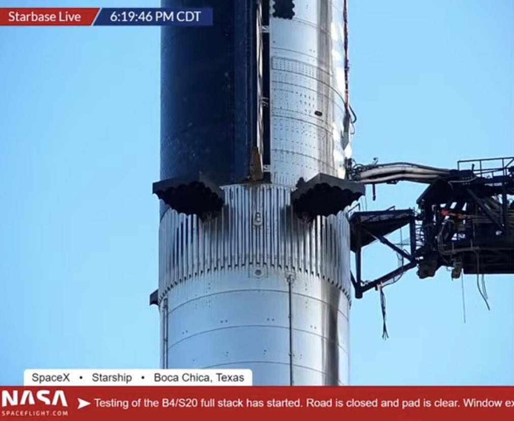 redplanetnow's tweet image. So… no more mittens? 
🥊
🎥⁦@NASASpaceflight⁩ 
#Starship #Full_stack #SpaceX