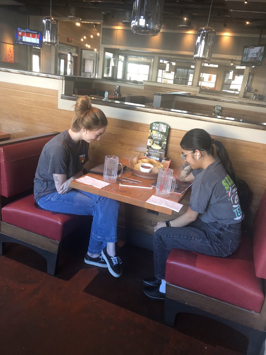 DeannaOrlando's tweet image. Chico’s first Chiliheads to attend Virtual first day. Thank you so much @twchilihead and the RSC team for putting this into action. #chilislove #bestjob @Chilis