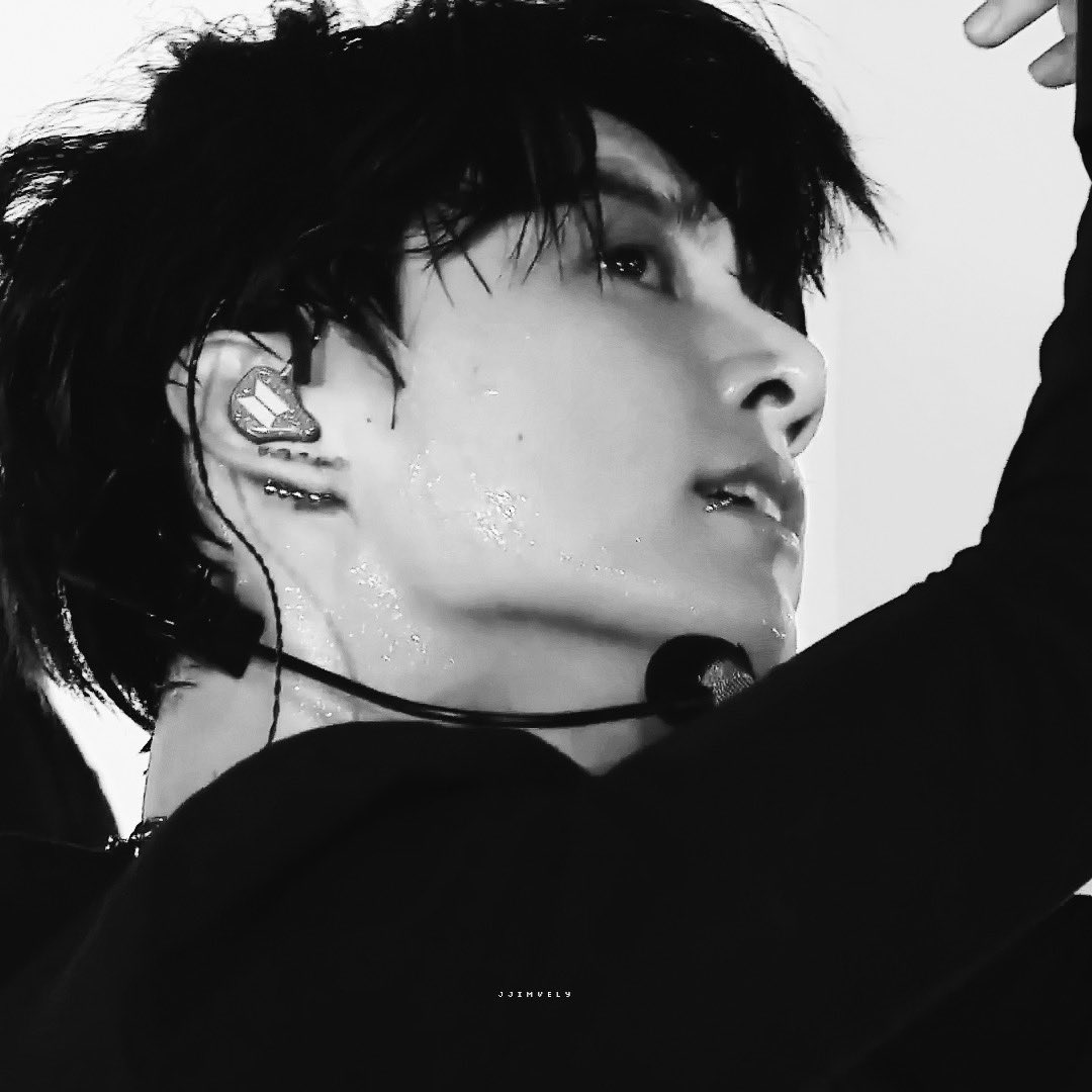 jjimvely's tweet photo. 정국이 얼굴 분위기 땀 인이어 피어싱 🖤 https://t.co/bONrpS8ffa