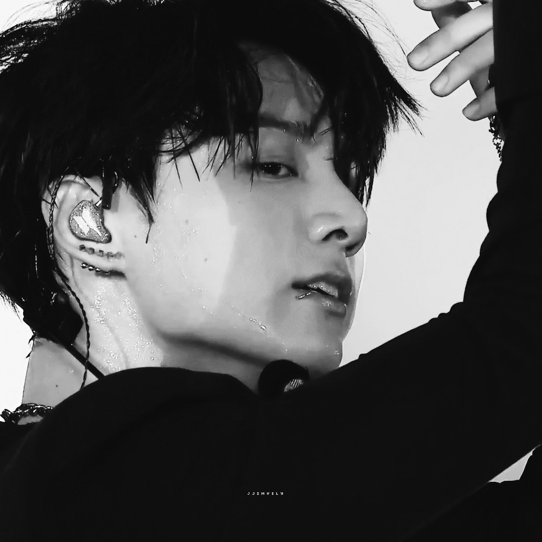 jjimvely's tweet photo. 정국이 얼굴 분위기 땀 인이어 피어싱 🖤 https://t.co/bONrpS8ffa