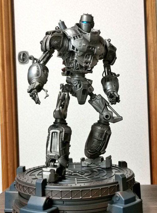 金属むき出しって感じの全身に青の目が映えてかっこいいぜ…… 