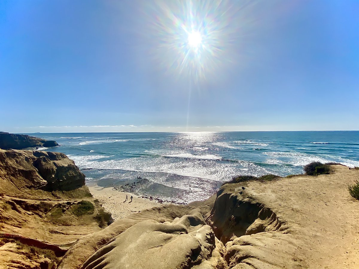 iFeloh's tweet photo. MADE IT TO CALI!☀️ https://t.co/WRNpqkYzgk