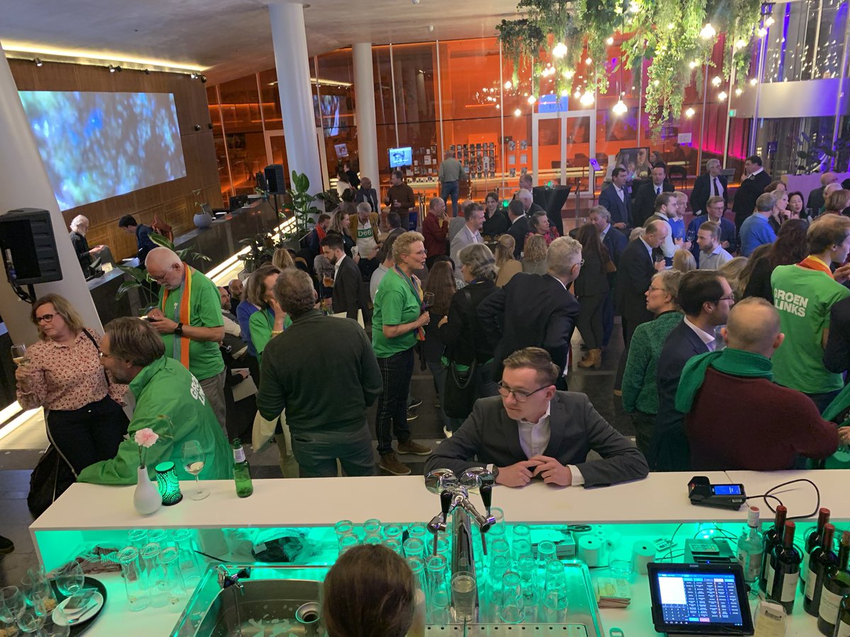 IndraJager's tweet photo. Het feestje gaat hier nog even door, maar deze verslaggever breidt er een eind aan. #Nieuwegein @redactieadun https://t.co/fXVIRFbYmz