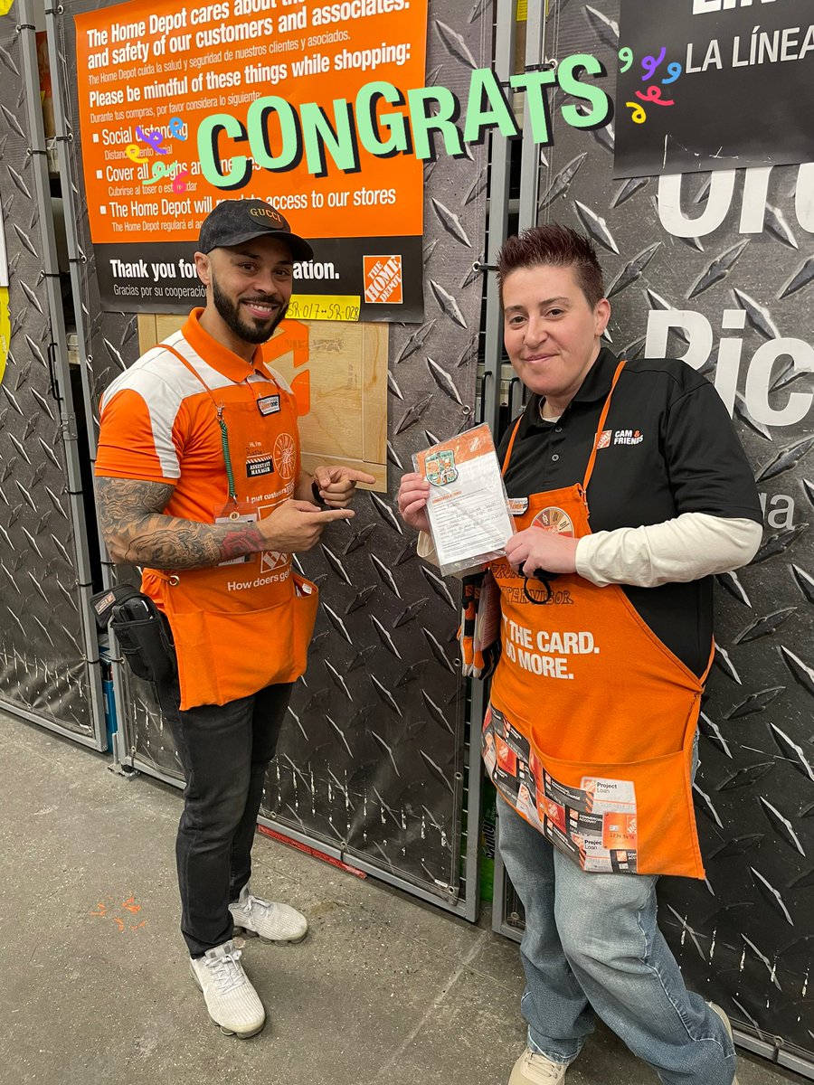 0️⃣9️⃣1️⃣0️⃣ Rafael Ops Manager recognizing Kim D90 Dh for always driving our Core Values by taking care of our customers and providing a welcoming shopping 🛍experience. Thank you Kim we appreciate you 🤝