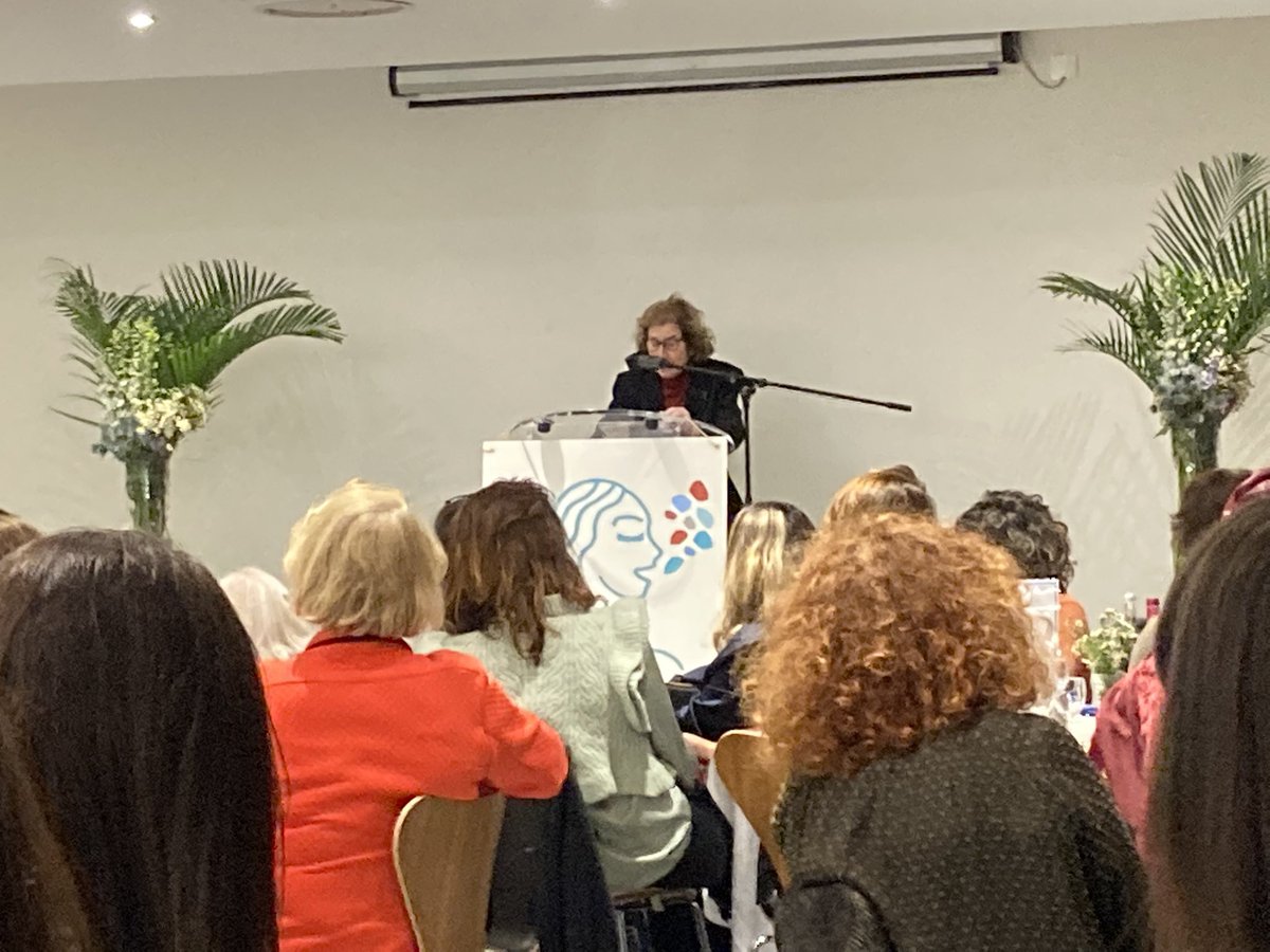 Arielle_Schwab's tweet photo. Magnifique soirée aux lumières de #BeateKlartzfeld avec @Langagedefemmes. Des femmes de tous horizons qui croisent leurs parcours et leurs idées, des combattantes du dialogue et de la rencontre fertile !  @Amrevko @AudedeThuin Samia Essabaa Suzanne Nakache @srour_c 
Et le CA 🙌 https://t.co/81pfQTECoU