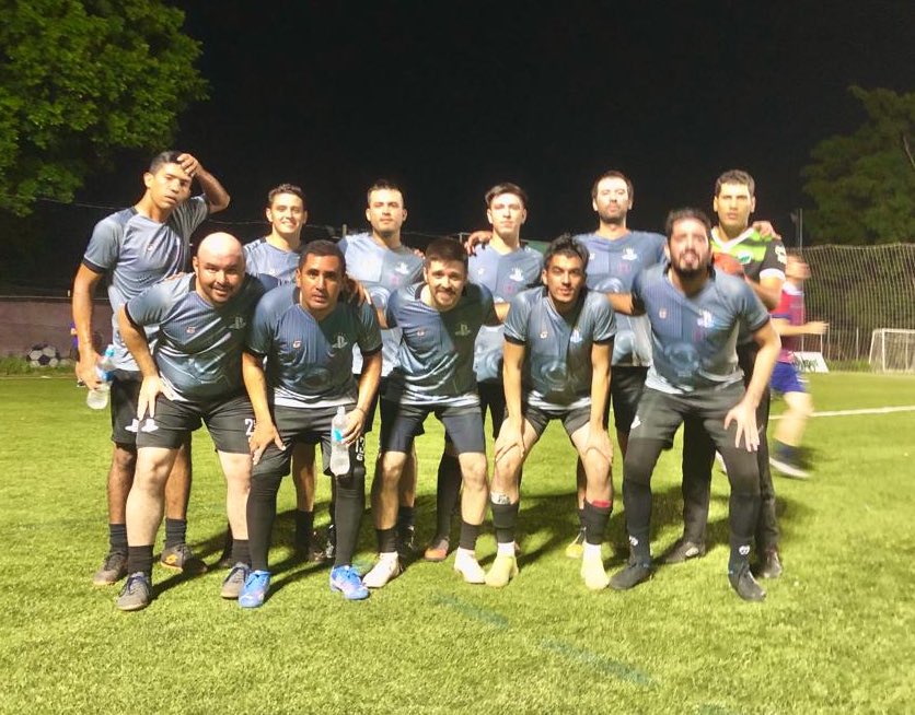 ASCParaguay's tweet photo. ¡Lo ganó el Arsenal Py! 👏
Con doblete de Sebas Sandoval y otro de Cesar Ramírez, el equipo derrotó por 3-2 a @Fdp017 por la tercera fecha de la @ligadetuiteros. De esta manera el equipo suma de a 3 por primera vez en el torneo. ¡Vamos #ArsenalPy! 🔴⚪️
#MiercolesDeLiga #COYG https://t.co/RBP0wezYBY