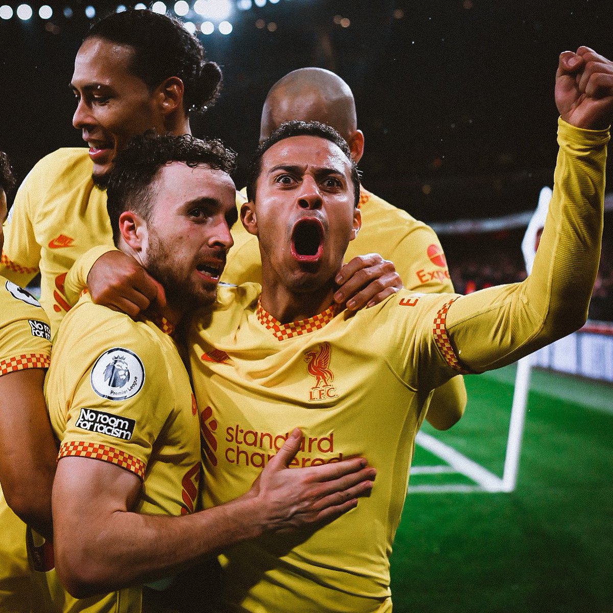 iam_vanco's tweet photo. Liverpool wore Yellow💛
Chelsea wore Yellow💛
Villarreal also wore Yellow💛
And all of them won

#Yellow to the world😂

Super Tommy Tuchel💙 https://t.co/jE8a9WypaS