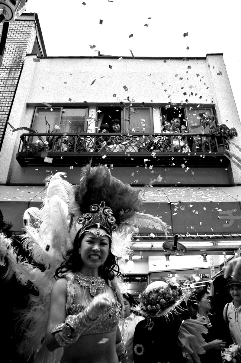 StudioRei's tweet image. 前回に続いて18年前に撮った写真。
昔風にモノクロにしてみたら…。寧ろ「一瞬の輝き」が鮮やかになった気がします。色が無い分、人の表情や風景の情報から脳が補填して想像力を働かせるのかな。一味違った視点で見れました。#東京 #葛飾 #立石 #下町 #サンバ #サンバカーニバル #立石フェスタ #祭