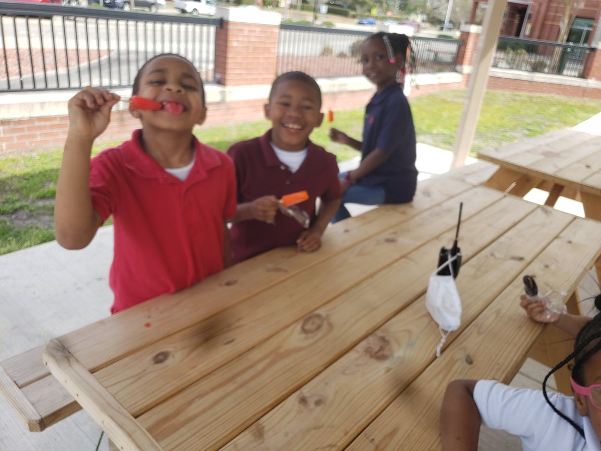 C_Malahias's tweet photo. Popsicles for my #persistentpineapples they never give up!!!! What a great day in room 138 🍍🍍🍍 @SnipesAcademy https://t.co/5ZBK12GZYf