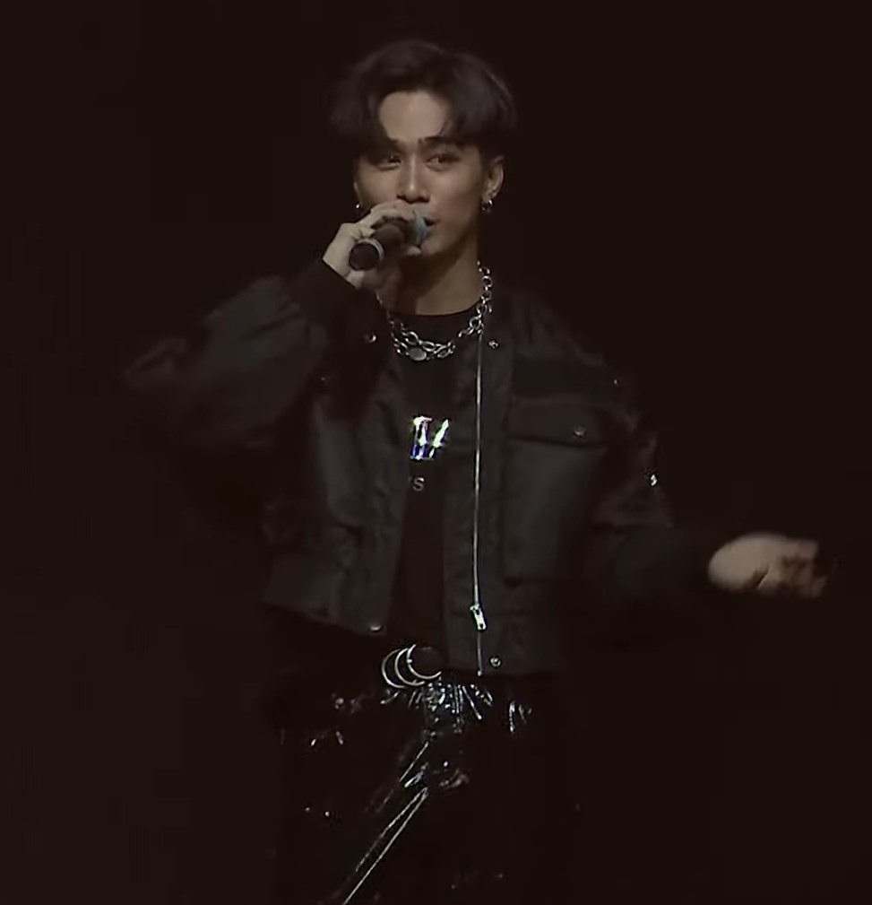jc_patatas's tweet photo. Everything Josh did to save the night during Expo 2020 Dubai: a thread 

1. Took care of his members - lahat ng chance na pwede siyang mag signal na yung mic ng members niya di gumagana, ginawa niya. Akala ko nga part na ng choreo yung mag sign ng lapel 😭 https://t.co/ERRRXNeND8
