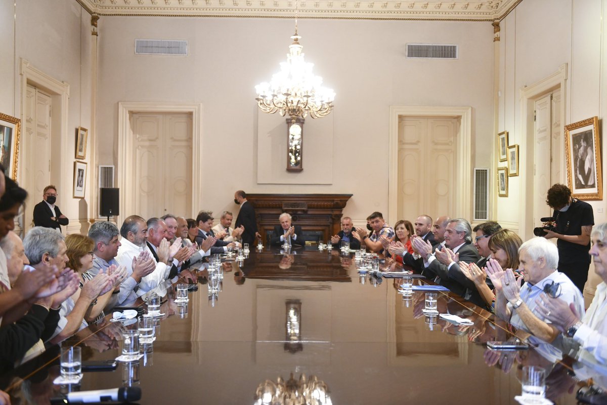 alferdez's tweet photo. Junto a sindicalistas y empresarios, acordamos un aumento del #SalarioMínimo del 45% 🤝

Pasará, en 4 cuotas, de $33.000 a $47.850 para fin de año. La distribución del ingreso está en crisis en el mundo y es nuestra prioridad que sea más equitativa para el pueblo argentino. https://t.co/Qd6CbmP0Dn