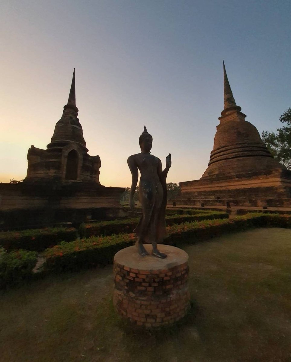 HappyCenter072's tweet photo. #วันนี้วันพระ
ทำทาน รักษาศีล เจริญสมาธิภาวนาให้ใจใสๆ แล้วนึกถึงบุญนี้ อุทิศส่วนกุศลไปยังบรรพบุรุษ บุพการี และญาติมิตรที่ละโลกไปแล้ว ที่มีทุกข์มากก็ให้ทุกข์น้อย ที่มีทุกข์น้อยก็ให้พ้นทุกข์ ที่มีสุขน้อยก็ให้สุขมาก ที่มีสุขมากก็ให้สุขยิ่งๆ ขึ้นไป https://t.co/C8El7UHBaL