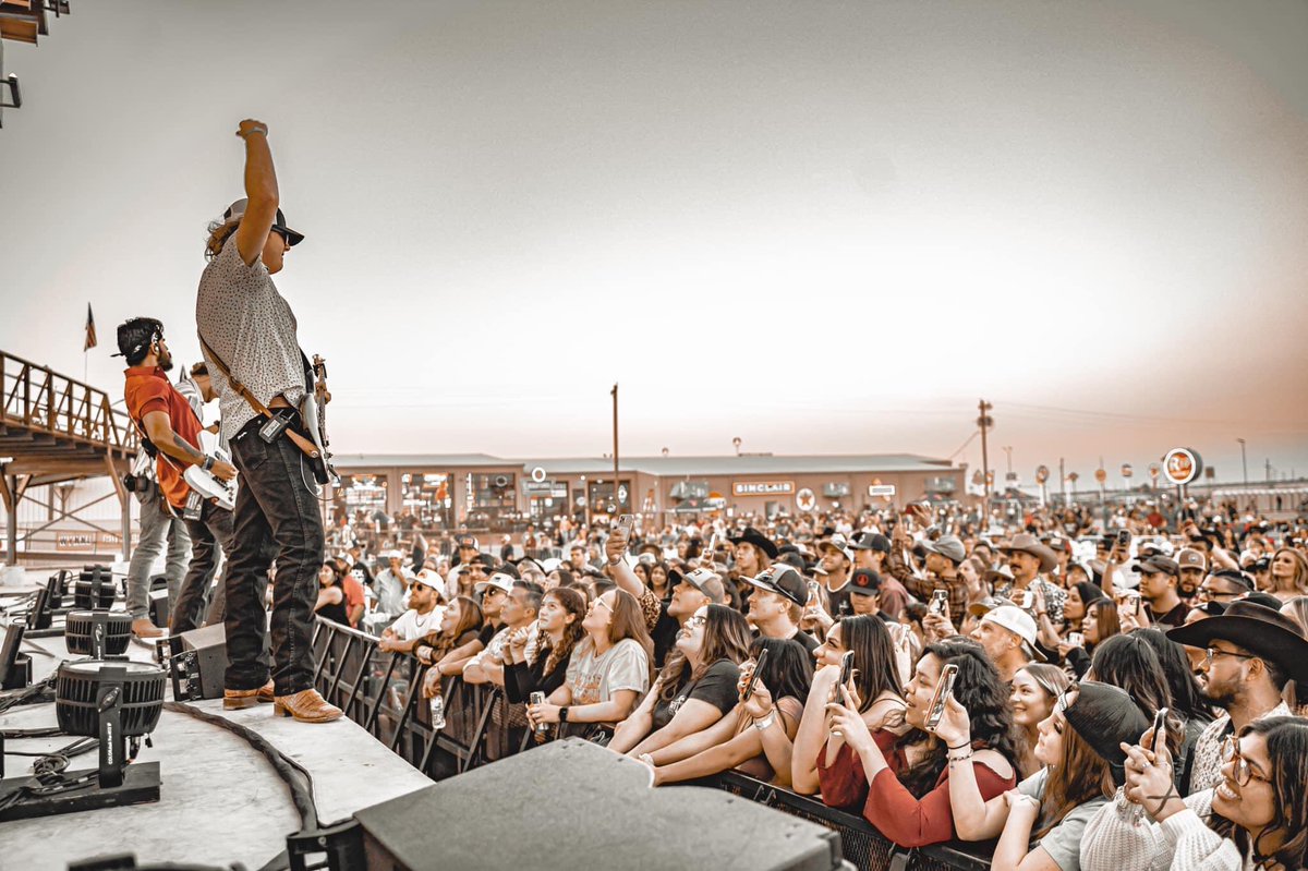 HOUSTON!! We’re at The Hideout Tent this Friday, for the final weekend of <a href="/RODEOHOUSTON/">RODEOHOUSTON</a> 
Get your crew together now!
Party Timeee🍻