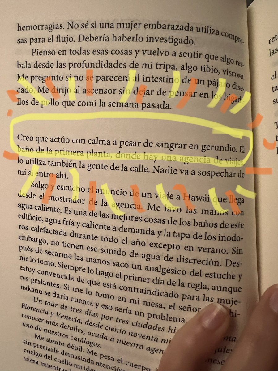 Aquí estoy, riéndome sola a las tantas de la noche porque intenté hacerle zoom al libro (en papel) que estoy leyendo…