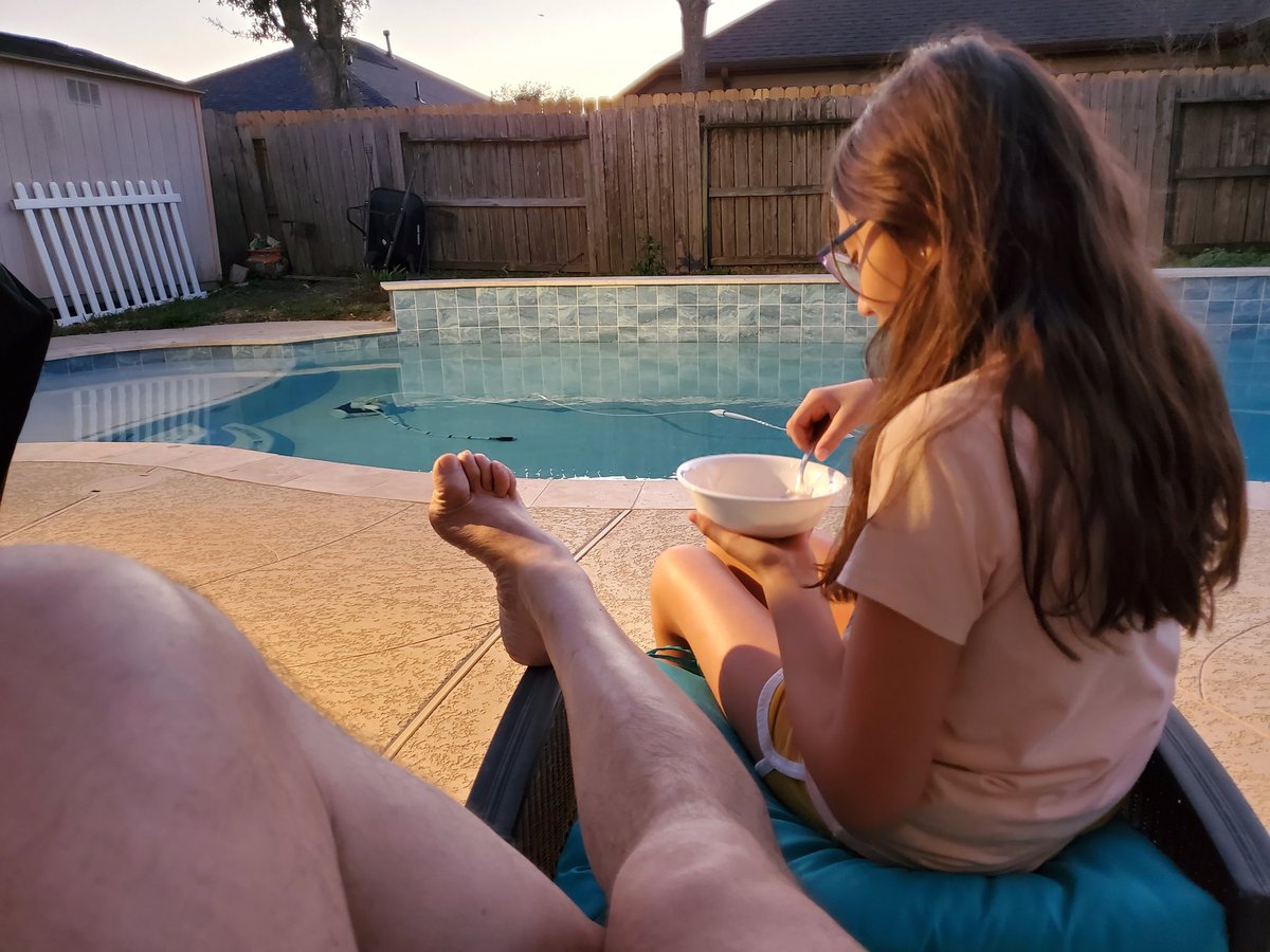 vicdude2000's tweet photo. Little moments are meant to be enjoyed as often as possible.....#daddyanddaughtertime #quiettime #vacay https://t.co/bfzhgdG3x4