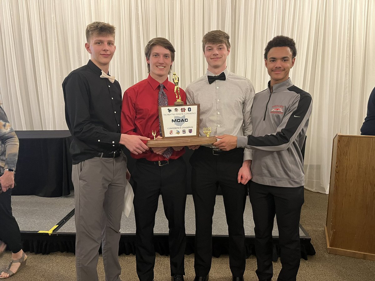 Great MOAC banquet tonight.  Congrats to our first team players &amp; captains on receiving the MOAC championship trophy!