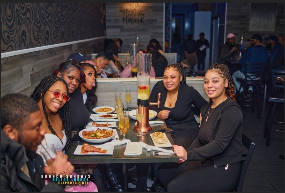 belloslounge's tweet photo. BRUNCH ON FRANKLIN #brunch #waffles #bacon #baconandeggs #chickenandwaffles #steakandeggs https://t.co/Epm8Kdq9kV