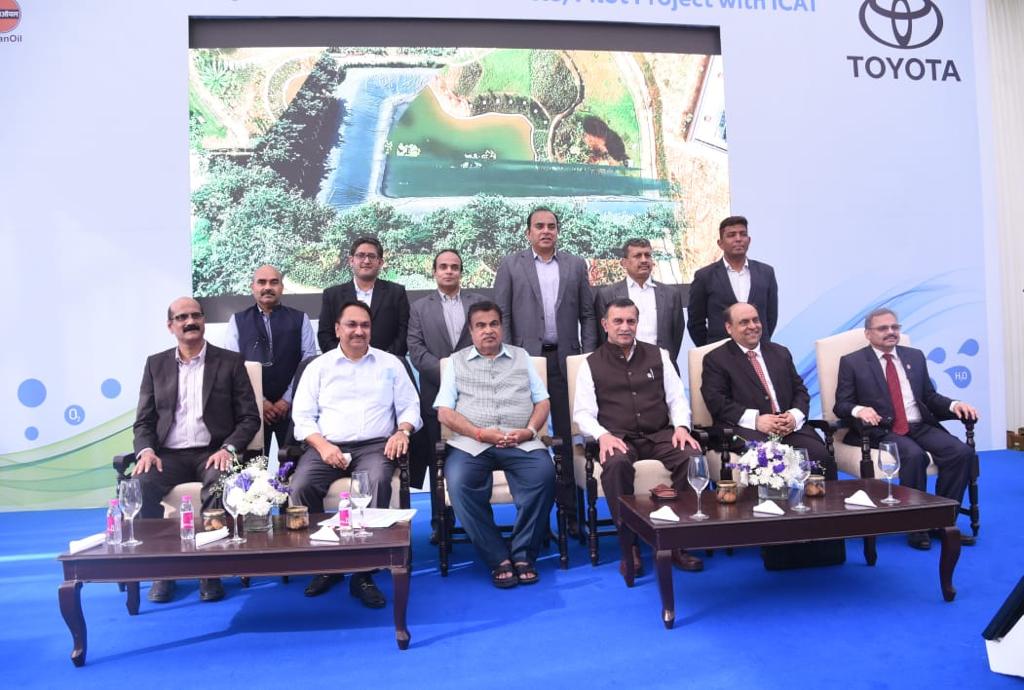 ChairmanIOCL's tweet photo. Yesterday, I was at the pilot launch of Toyota's green hydrogen fuel cell car Mirai, meaning future, by Hon'ble Union Minister of Road Transport &amp; Highways Sh @nitin_gadkari Ji.

#IndianOil is committed to be India's leading hydrogen fueler &amp; create a hydrogen mobility ecosystem. https://t.co/fmx8NBnnOK