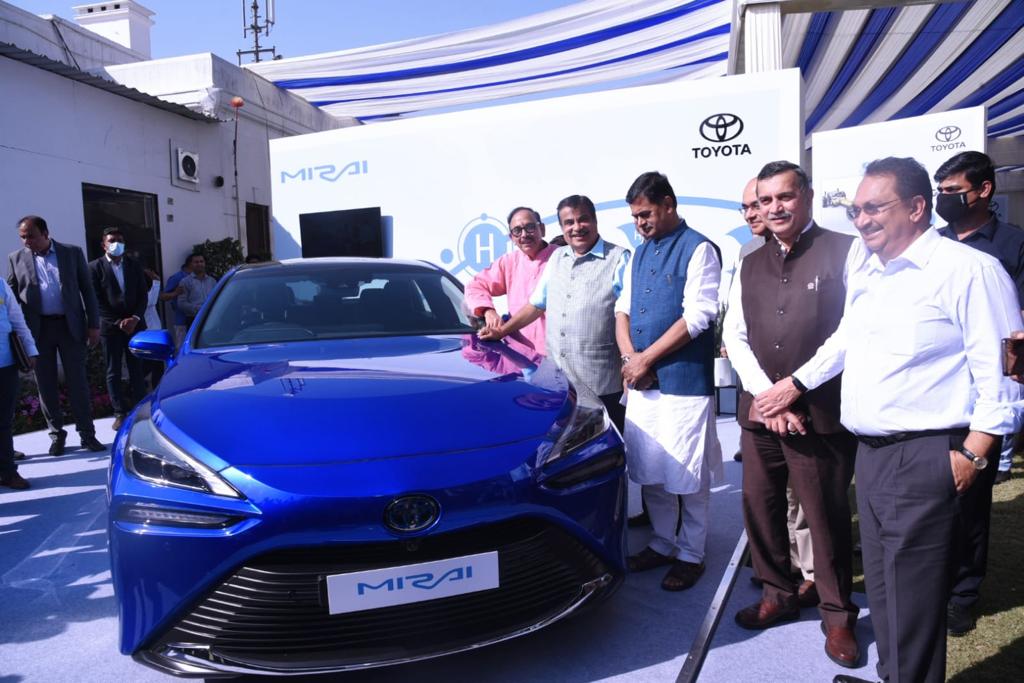 ChairmanIOCL's tweet photo. Yesterday, I was at the pilot launch of Toyota's green hydrogen fuel cell car Mirai, meaning future, by Hon'ble Union Minister of Road Transport &amp; Highways Sh @nitin_gadkari Ji.

#IndianOil is committed to be India's leading hydrogen fueler &amp; create a hydrogen mobility ecosystem. https://t.co/fmx8NBnnOK
