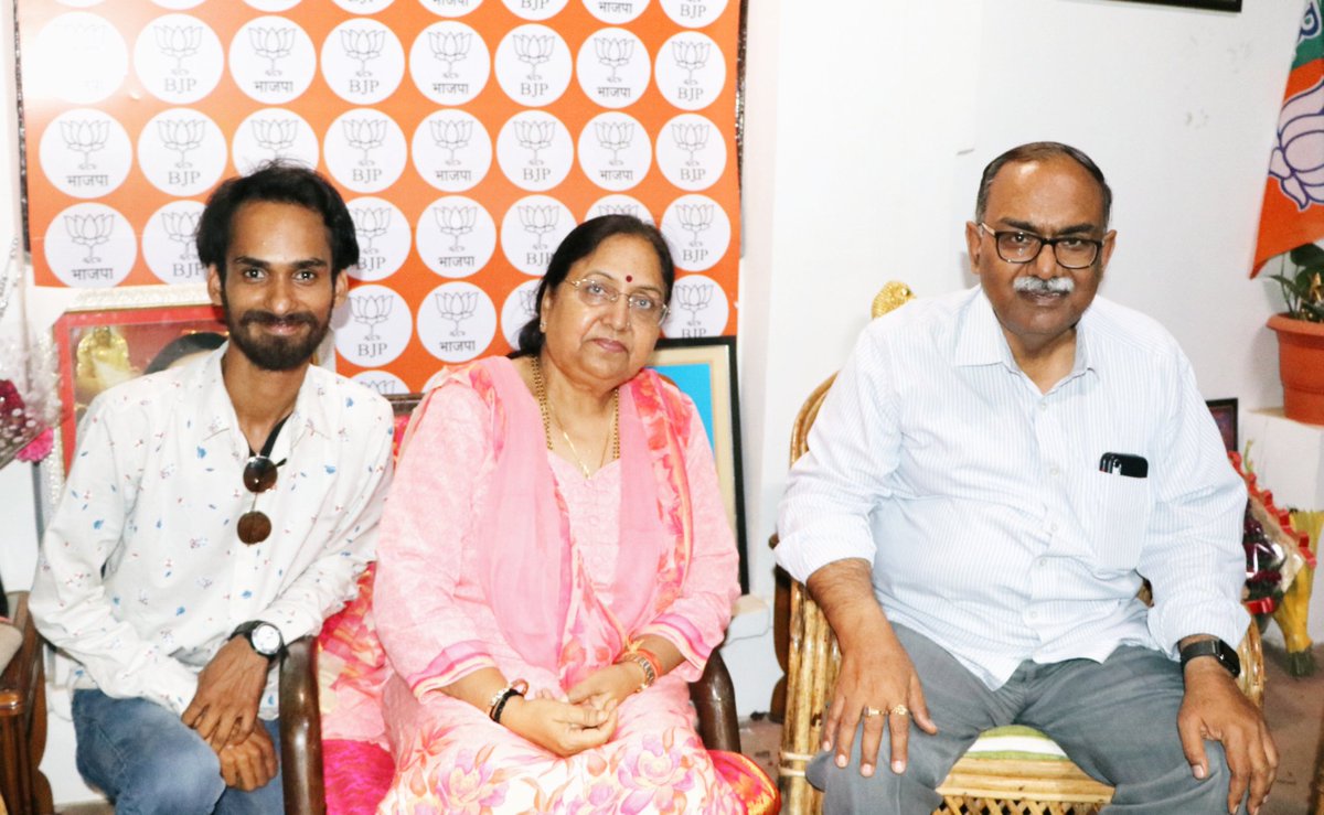 RohitRaikwar's tweet photo. Yesterday we celebrated wedding anniversary of honorable ex governor of Uttarakhand &amp; MLA Agra Rural @babyranimaurya aunty ji &amp; Pradeep Maurya uncle ji 💗 https://t.co/CeaZqx4Bw2