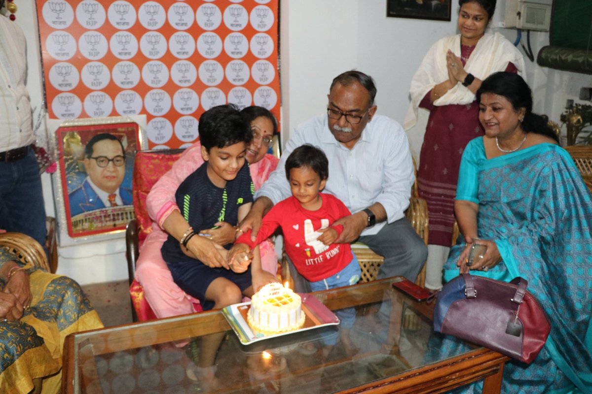 RohitRaikwar's tweet photo. Yesterday we celebrated wedding anniversary of honorable ex governor of Uttarakhand &amp; MLA Agra Rural @babyranimaurya aunty ji &amp; Pradeep Maurya uncle ji 💗 https://t.co/CeaZqx4Bw2